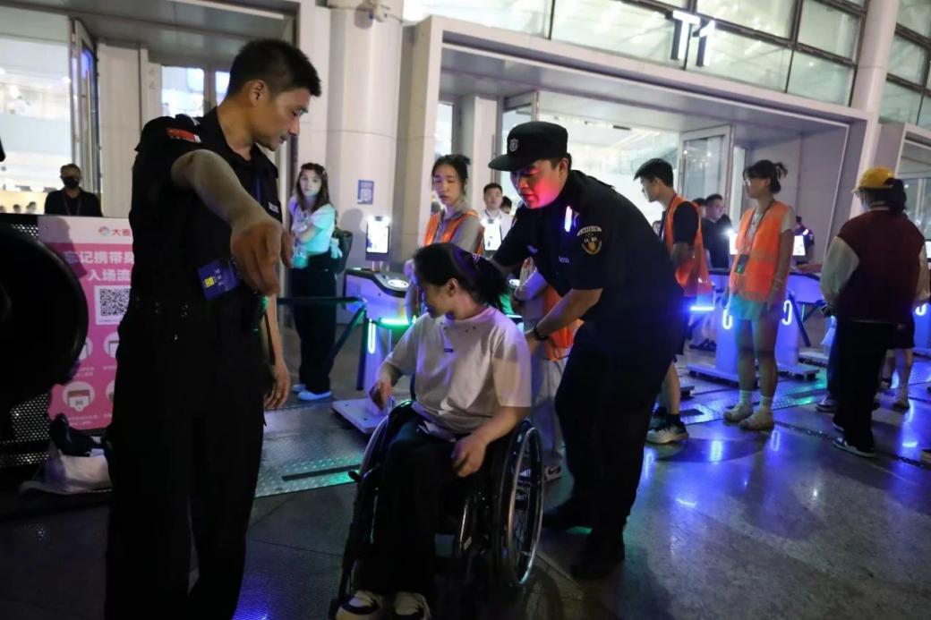 C:/Users/Administrator/Desktop/“安保鐵軍、硬核保障”2024系列報道四十二——南京市保安服務(wù)有限公司成功護(hù)航張碧晨「今兒個開心」十周年巡回演唱會南京站安保任務(wù)/5.jpg5