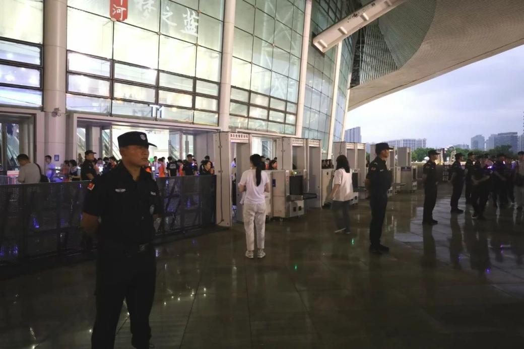 C:/Users/Administrator/Desktop/“安保鐵軍、硬核保障”2024系列報道四十二——南京市保安服務(wù)有限公司成功護(hù)航張碧晨「今兒個開心」十周年巡回演唱會南京站安保任務(wù)/3.jpg3
